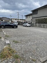 ヨサパーク シェメル(YOSA PARK shemel..)/砂利の駐車場です。