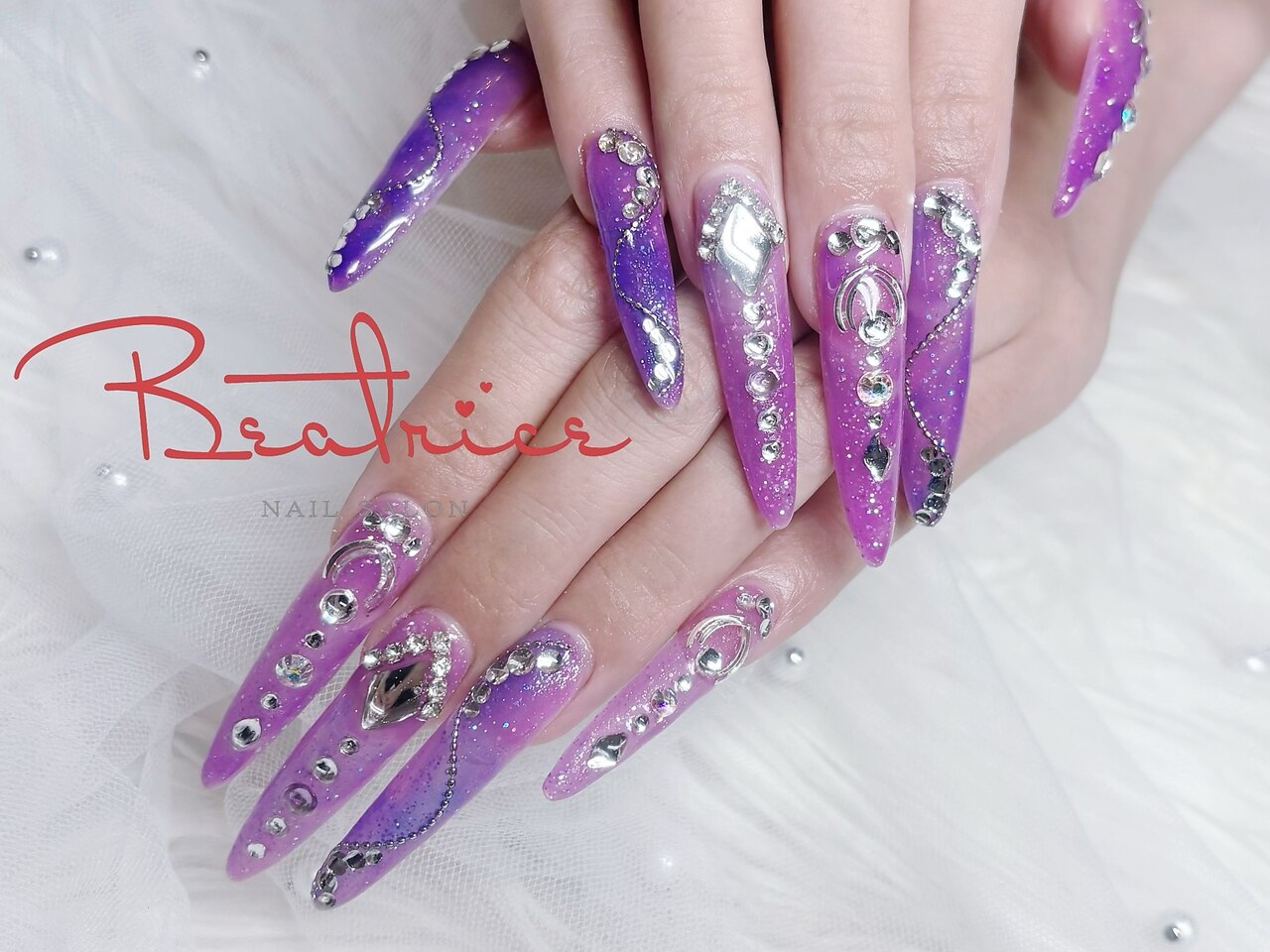 2025年秋トレンド】スーパーロングのネイルデザイン集｜人気順