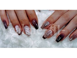 ボルドーとドットのマグネイル