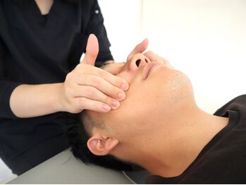 ククナ 新横浜駅前サロンの写真/国家資格の専門知識を基にした小顔矯正＋首肩こり整体！頭痛/眼精疲労/肩こり等の根強い悩み解消◎