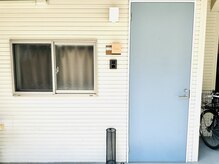 ピュラー(Pula)の雰囲気("青い扉"が目印です♪インターホンを押してお入りください☆)