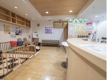 ししまる骨盤整体院 春日井院の雰囲気（受付、待合所になります。キッズスペースも完備してます。）