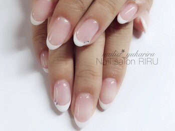 リル(RIRU)/白フレンチネイル