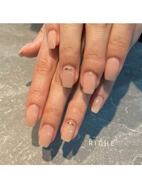 スキンカラーのベージュネイル
