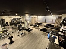 ビープラスワイ フィットネス(be+Y_fitness)の雰囲気（院の全体写真です！おしゃれで綺麗で落ち着きますよ！）