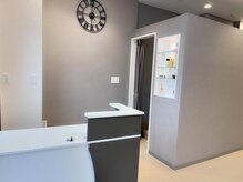 アイ ビューティー ルクール 古正寺店(EYE BEAUTY Le Coeur)/入り口はシックなグレー