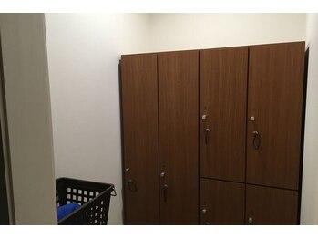 トモ 本巣店(TOMO)/内観：お着換え用のロッカー