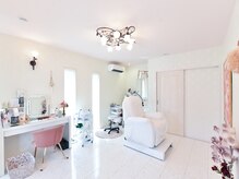 ジュノ アイラッシュ アンド ビューティー(Jeuno Eyelash and beauty)の雰囲気（清潔感ある白とピンクを基調とした店内でゆっくりお過ごし下さい）