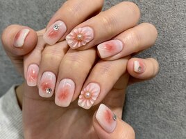 チークネイルに花