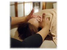 お顔の表情筋も解して、浮腫もすっきりと！