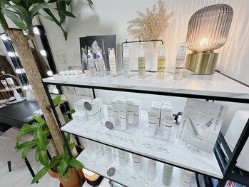 トゥウィーサロン 梅田(Tweesalon)/店内♪スキンケア商品