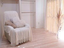 フットはリクライニングソファでゆったり施術を受けられます。