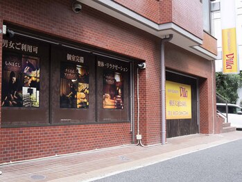 アジアンリラクゼーションヴィラ 横浜大通公園店(asian relaxation villa)/赤いレンガ調の壁が目印