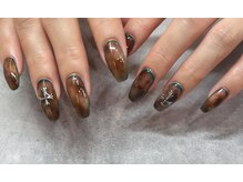 ネイルアンドアイラッシュスタジオ シュシュ(chouchou)/グリーンでべっこう囲み