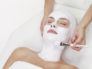 アンリミテッド ビューティールーム(UNLIMITED BEAUTYROOM)の写真/ホームケアでは得られない内側からハリのある美肌へ！贅沢なバラ幹細胞を使用したCHRISTINAエイジングケア*