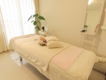 ボンボン(Bonbon)の写真/【心と身体を癒すカラーを基調とした室内】施術ベットで使用するタオルは幸せホルモンUPするカラーを使用♪