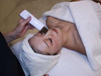 レゴリス 横浜店(REGOLITH)の写真/【自然由来のハーブピーリング＆クレイ＋超音波洗浄】毛穴の汚れをケア◎キメ細やかでクリアな肌印象へ！