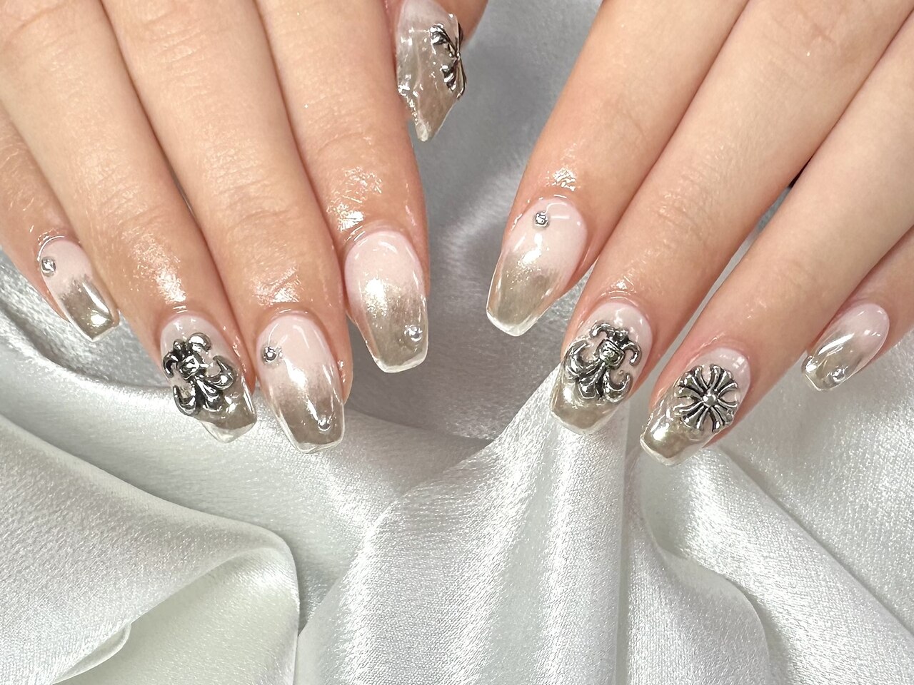2026年冬トレンド】クロム ハンドのネイルデザイン集｜人気順｜7ページ