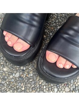 淡いオレンジのフットネイル!