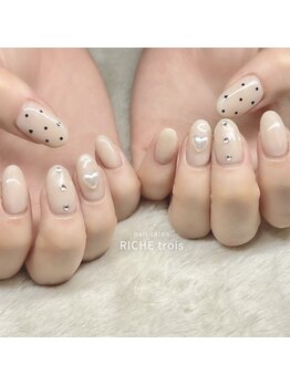 リッシュ トロワ(RICHE trois)/ガーリーな定額オフィスネイル!