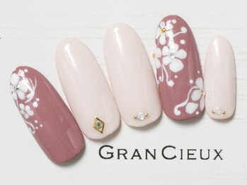 クアトログランシュ 青葉台(QUATRO×GranCieux)/上品フラワーネイル／8500円