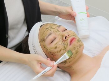 ラ クレール ビューティーサロン(LA CLAIR)の写真/毛穴の黒ずみはLA CLAIR beauty salonにお任せ♪信頼の技術でお肌のキメを整えワントーン明るく化粧ノリUP!