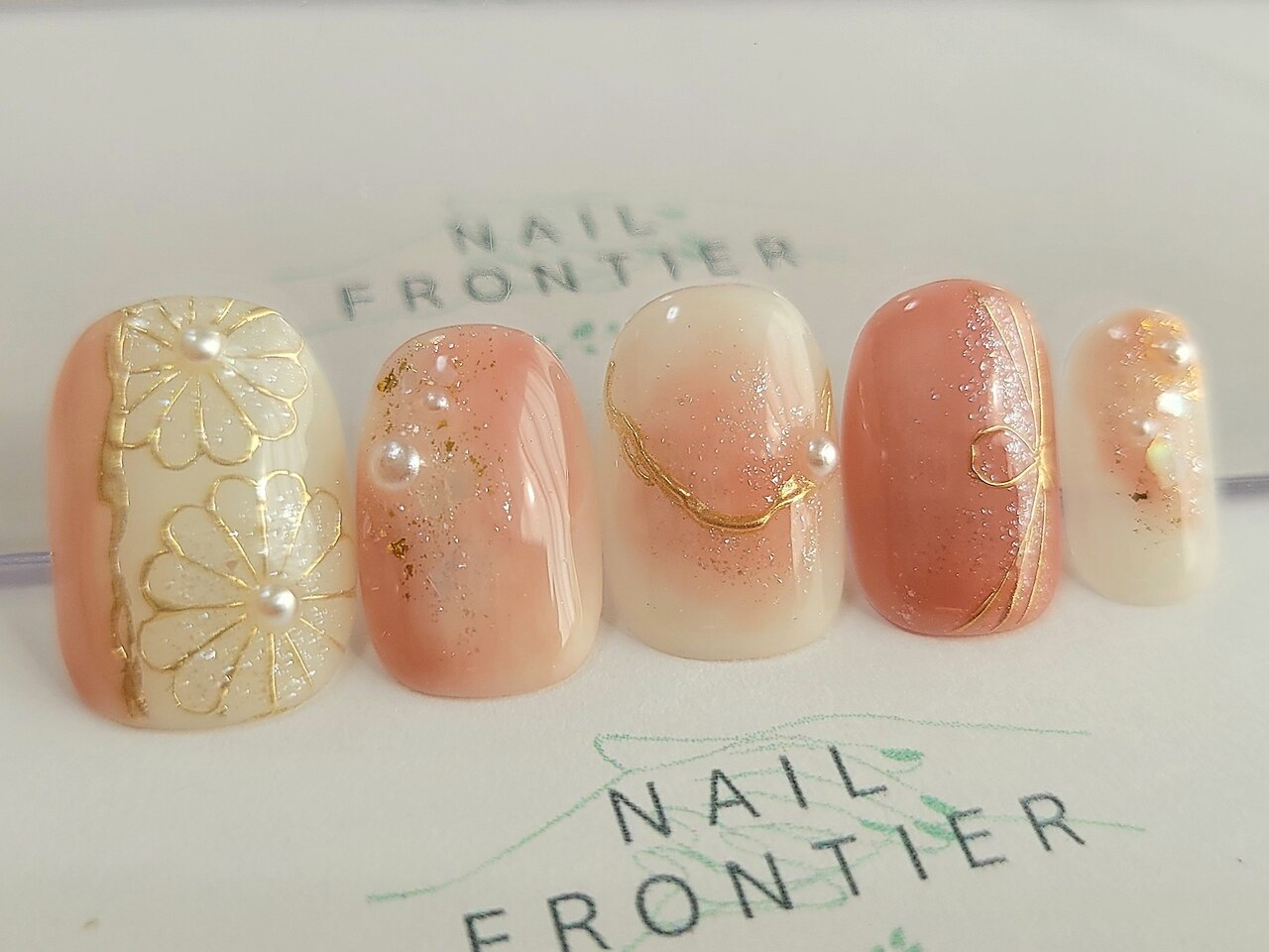 2025年-2026年冬トレンド】フラワー ハンド 秋のネイルデザイン集