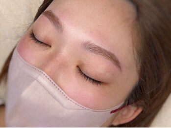 ジョモ(JOMO.)の写真/【目元から整う、美しいバランス】骨格に合わせた上品な眉デザインと、再現しやすいメイクサポート