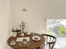 シキ(shiki)の雰囲気(光が差し込むカウンセリングスペース。)