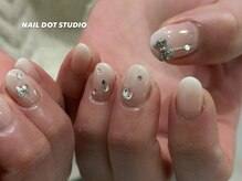 ネイルドットスタジオ 堺筋本町(NAIL DOT STUDIO)/白グラ×キラキラストーン