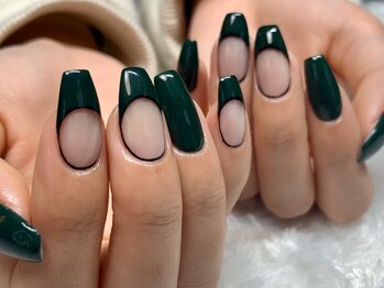 サロンドフォーエイチ(salon de 4H)/ブラックカラーの個性派ネイル