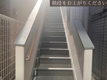 ロザリオ(Rosario)/建物の正面から見て左脇に階段