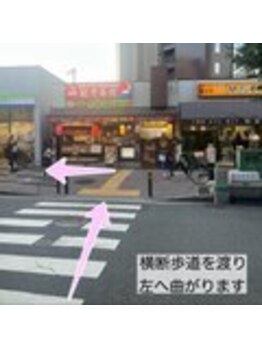 メモト 西中島南方 新大阪(memoto)/横断歩道を渡り右へ曲がります。