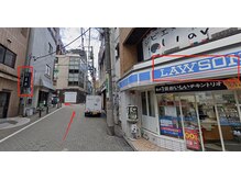 百軒店飲食街を入って右手ローソンを過ぎ、左手タバコの自販機を左に曲がってください