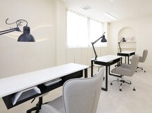 ウギ 北浜店(Ugi.)の雰囲気（オーナーこだわりのクリームカラーを基調とした可愛い空間です）