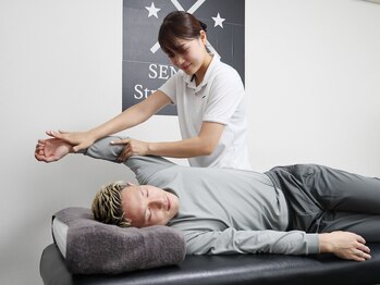 センソリーストレッチアンドジム(Sensory Stretch&Gym)の写真/【深層筋を伸ばすストレッチでマッサージにはない感覚を体験◎】巻き肩/猫背/コリ/腰痛/姿勢改善のサポート