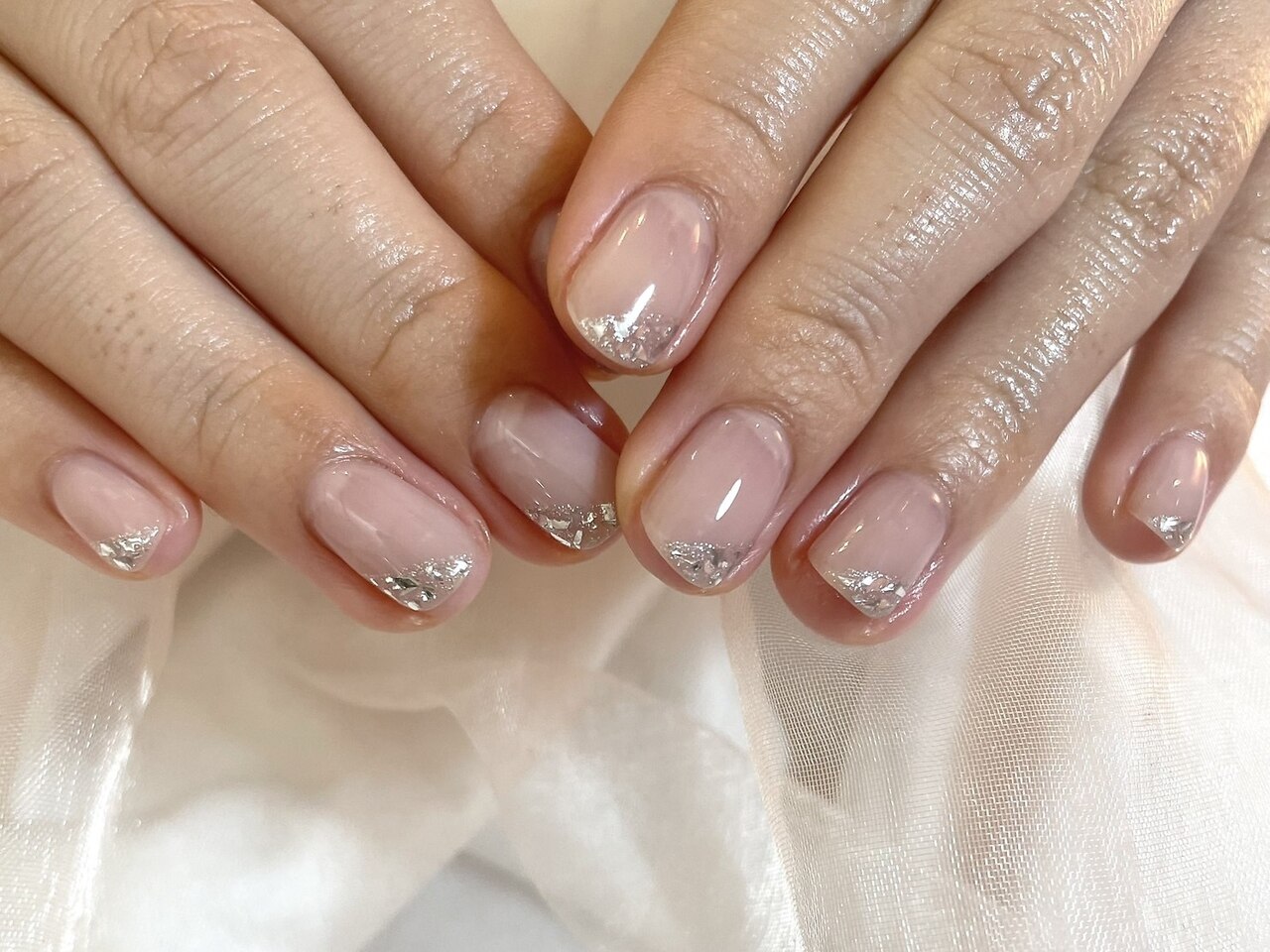 EVER NAIL ベージュ シルバー フレンチネイル 2025年秋トレンド】シルバー ななめフレンチのネイルデザイン集
