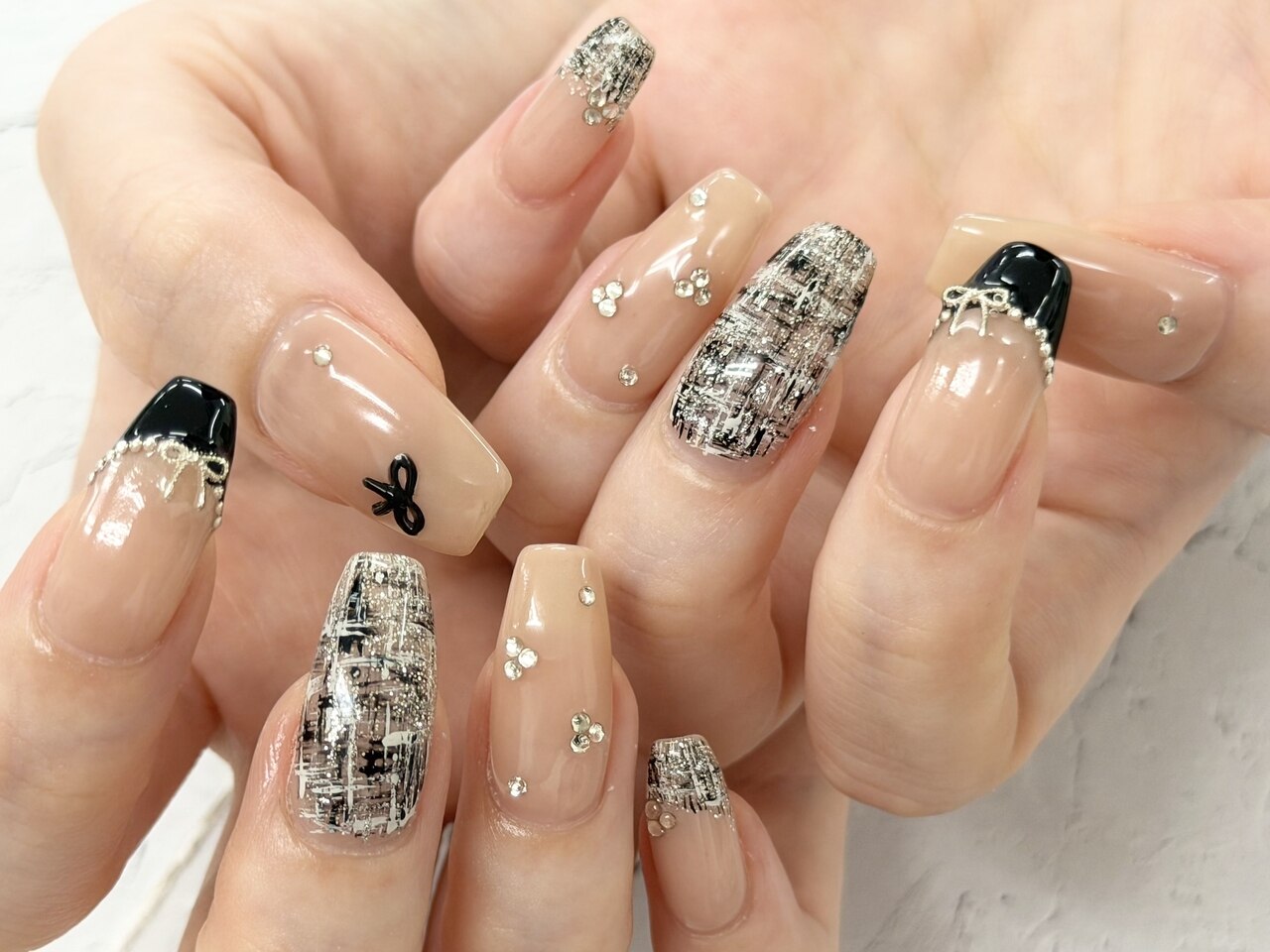 2026年冬トレンド】ブラック ツイードのネイルデザイン集｜人気順｜4