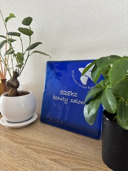 コニワ(528hz)/玄関にある真っ青のプレート