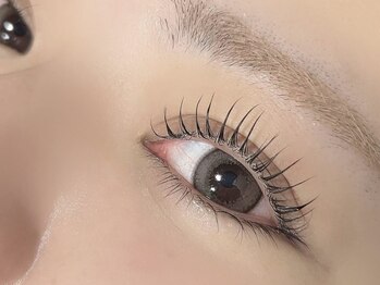 プラスアイ(プラスeye)の写真/【SNSで大人気まつ毛パーマ】自然なボリュームで韓国風の目元へ《パリジェンヌ¥4900・アイブロウWAX¥3900》