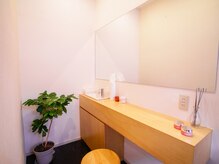 コラーゲンマシン後は大きな鏡のパウダールームでゆったりお直し