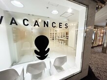 ヴァカンス 梅田阪急17番街店(VACANCES)の雰囲気（【ウェイティングスペース】清潔で明るくシンプルな内装スペース）