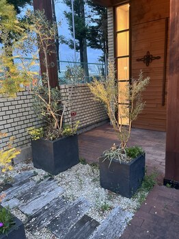 リリースブロウ(Release Brow)/自転車やバイクはドア前に停車◎