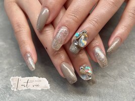 シンプルアート×ビジューネイル