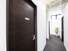 左から２番目のドアが当サロンです！