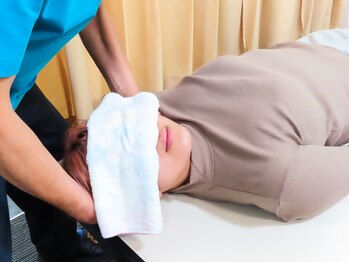 松島接骨院/ヘッドマッサージの様子