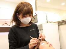 1本1本丁寧に装着。