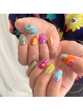 ロクサンサン(633)/ポップな個性派ネイル