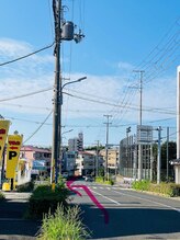 リラクゼーションサロンアンドスクール 樹音/交差点角のマンション1階です