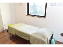 足つぼ屋 ペリドット(PERIDOT)の雰囲気（ミニマリズムに溢れる、シンプルかつ清潔な施術室）